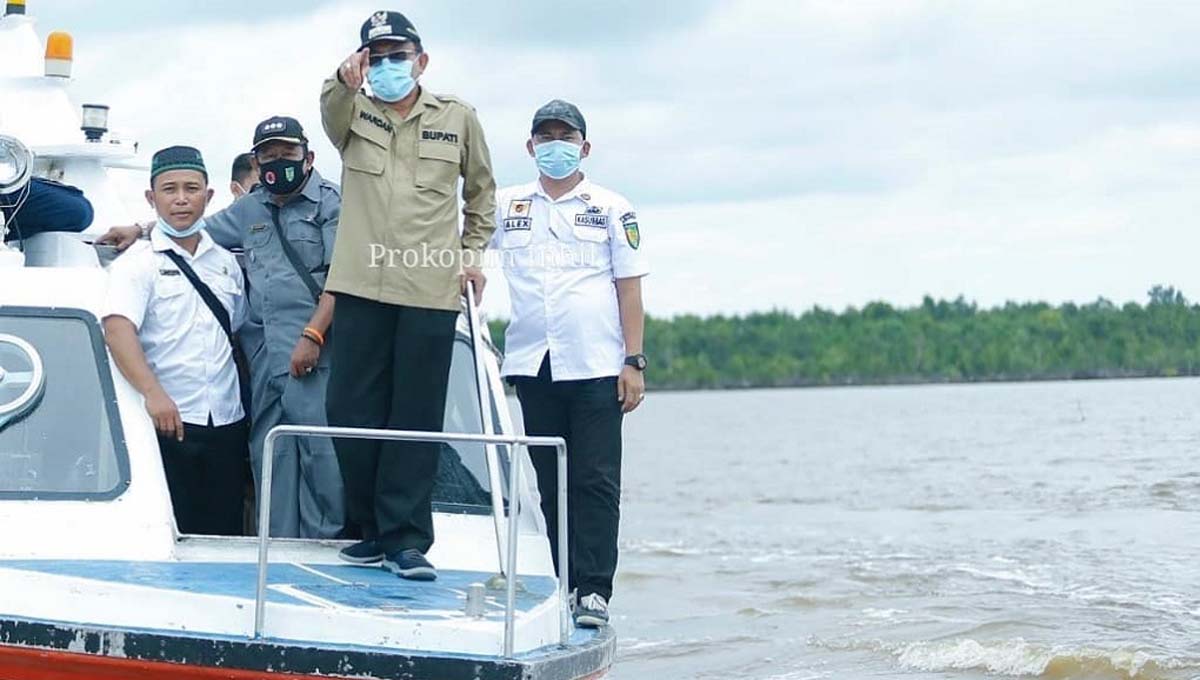 Bupati Inhil kunker ke Desa Kuala Selat-1 Bupati Inhil HM Wardan didampingi sejumlah pejabat meninjau lokasi abrasi di Desa Kuala Selat, Rabu (4/11/2020). (foto: Dok. Humas Prokopim Pemkab Inhil)