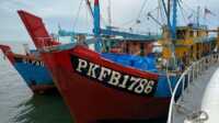 Dua kapal nelayan malaysia ditangkap di ZEE Selat Malaka Indonesia Dua Kapal Ikan Asing (KIA) berbendera Malaysia yang ditangkap kapal patroli PSDKP di perairan ZEE Indonesia di Selat Malaka. (foto: Dok. PSDKP)