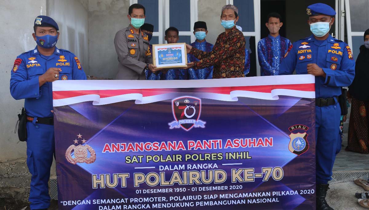 HUT Polairud ke-70 Kapolres Inhil AKBP Dian Setyawan memberikan bantuan sembako saat anjangsana ke panti asuhan dalam rangka HUT ke-70 Polairud, Kamis (12/11/2020). (foto: abd)