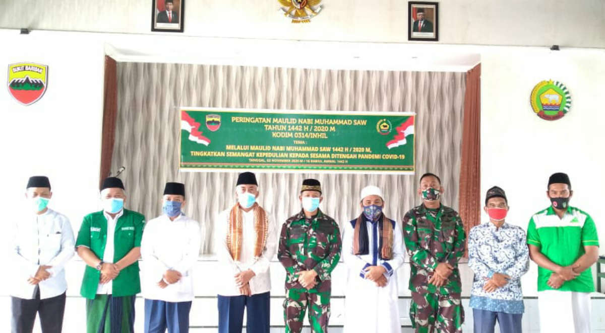 Dandim 0314/Inhil berfoto bersama mubaligh dan jajaran dalam kegiatan memperingati Maulid Nabi Muhammad SAW 1442Hijriah, Senin (2/11/2020). (foto: abd)