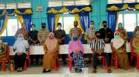IMG-20201102-WA012320201102 Kepala SMAN 1 bersama majelis guru dan Sulaiman berfoto bersama usai menggelar pertemuan. (foto: abd)