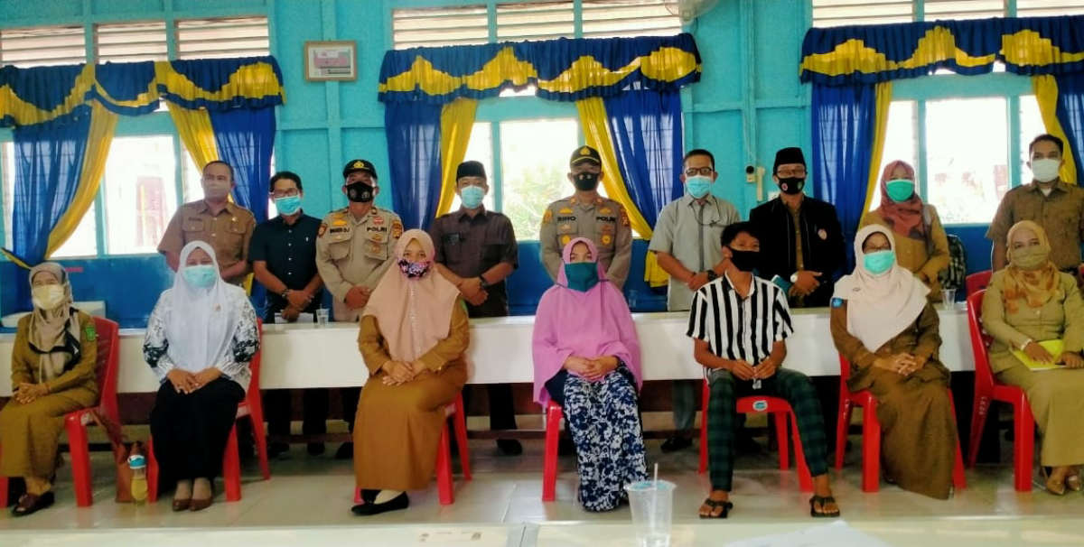 IMG-20201102-WA012320201102 Kepala SMAN 1 bersama majelis guru dan Sulaiman berfoto bersama usai menggelar pertemuan. (foto: abd)