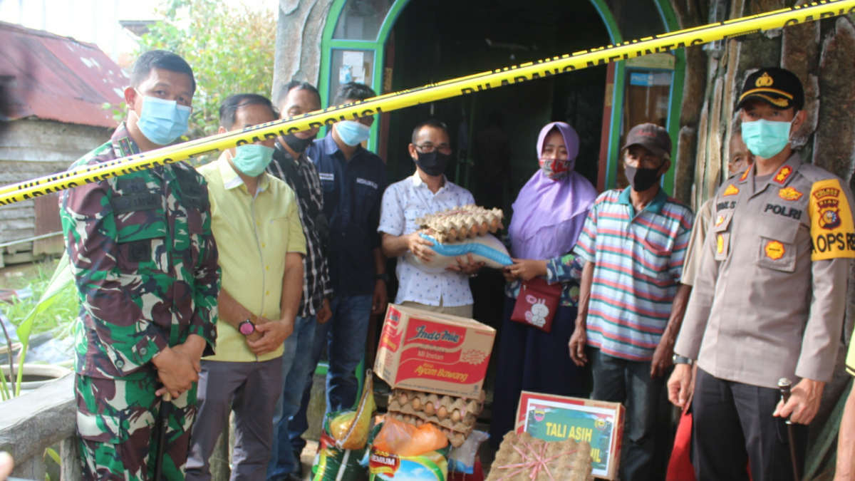 Dandim, Kapolres dan Ketua DPRD Inhil menyerahkan bantuan sembako kepada korban kebakaran di Tembilahan Hulu, Senin (2/11/2020). (foto: abd)