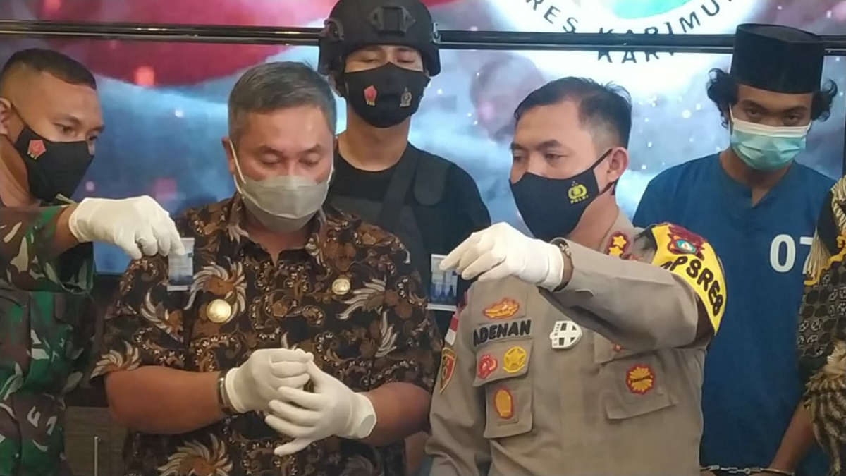 IMG-20201105-WA008120201105 Kapolres Karimun AKBP Muhammad Adenan didampingi Kasat Narkoba AKP Rayendra Arga Prayana menunjukkan barang bukti sabu yang dimusnahkan. (Foto: yra)