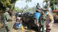 Personel Kodim 0314/Inhil dan Pores Inhil gotong royong menambal jalan yan rusak akibat tergenang air. (foto: abd)