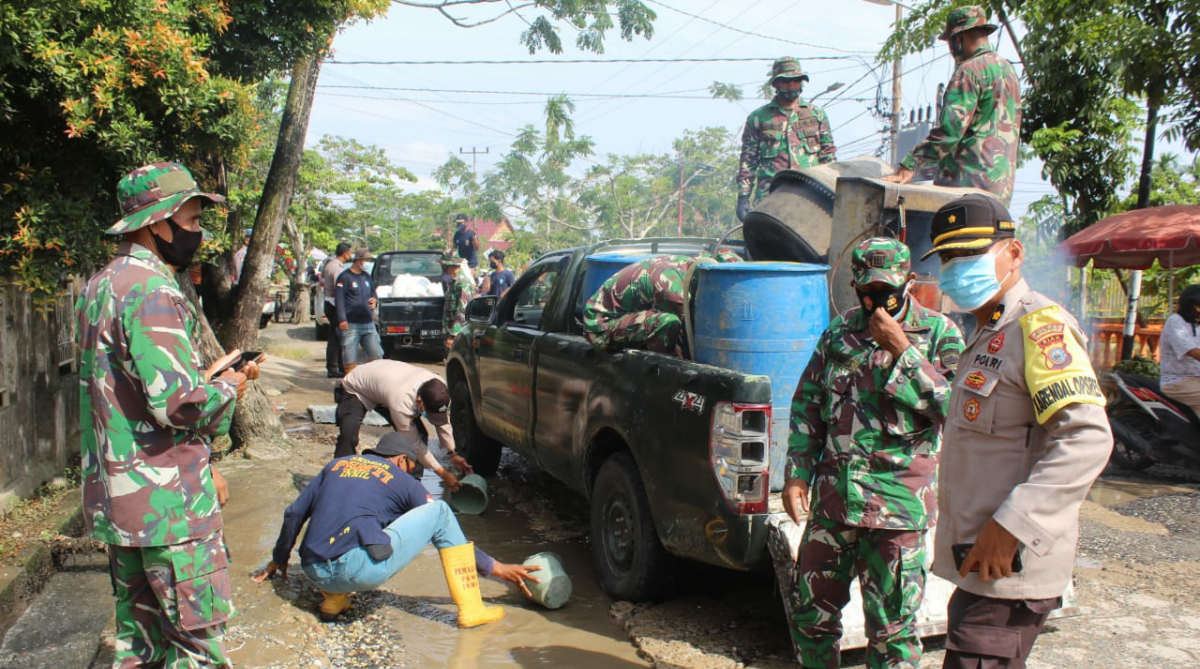 IMG-20201111-WA014020201111 Personel Kodim 0314/Inhil dan Pores Inhil gotong royong menambal jalan yan rusak akibat tergenang air. (foto: abd)