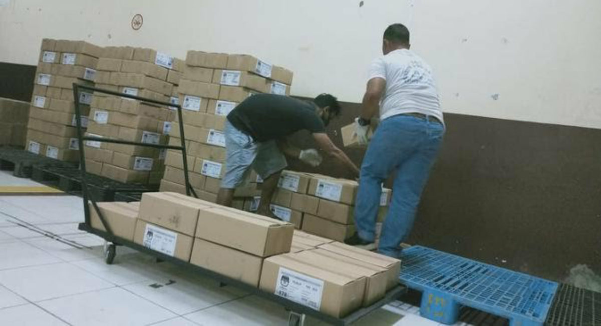 Petugas menyusun surat suara yang tiba di gudang KPU Kota Medan. (foto: ronald)