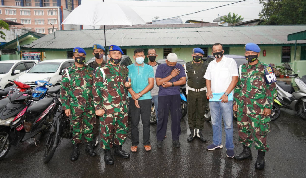 IMG-20201120-WA016520201121 Tersangka kasus penggelapan kendaraan setelah diamankan Denpom I/I Pematang Siantar.(foto: ronald)