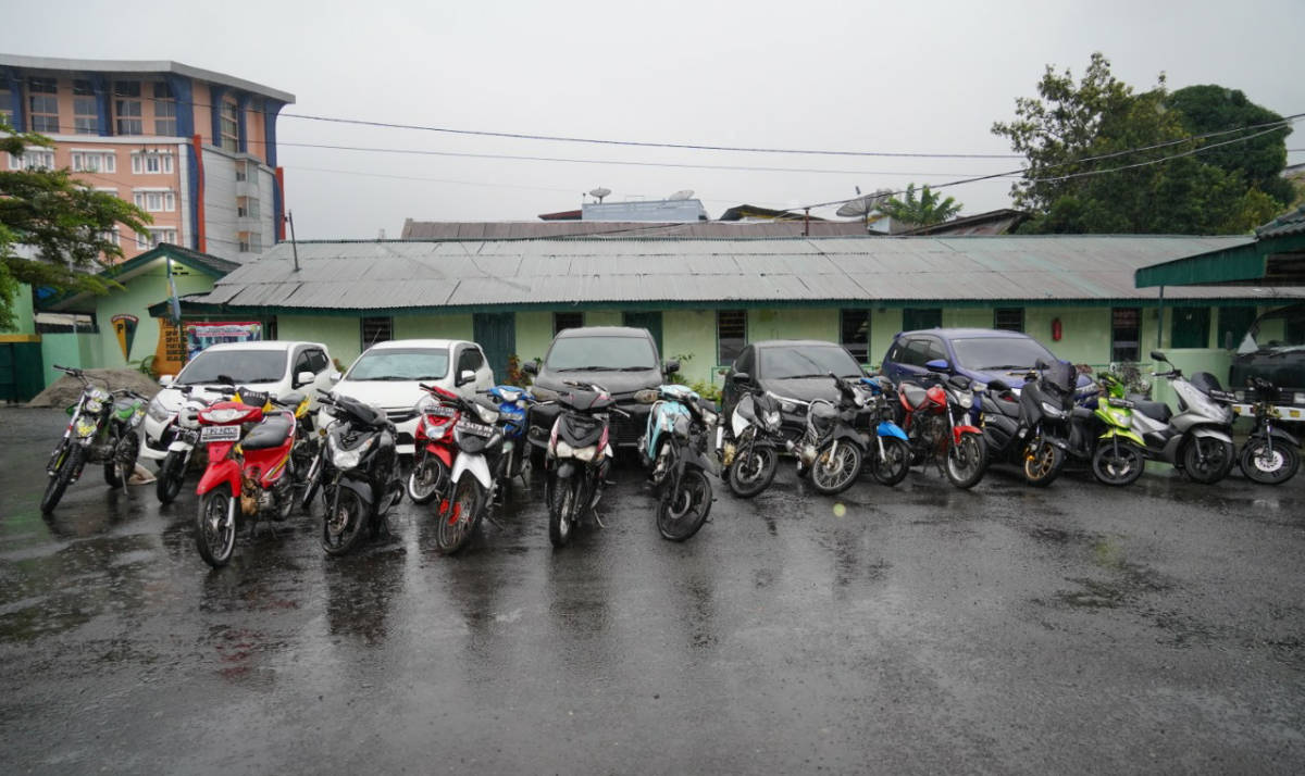 Barang bukti mobil dan sepeda motor yang diamankan dari tersangka. (ronald)