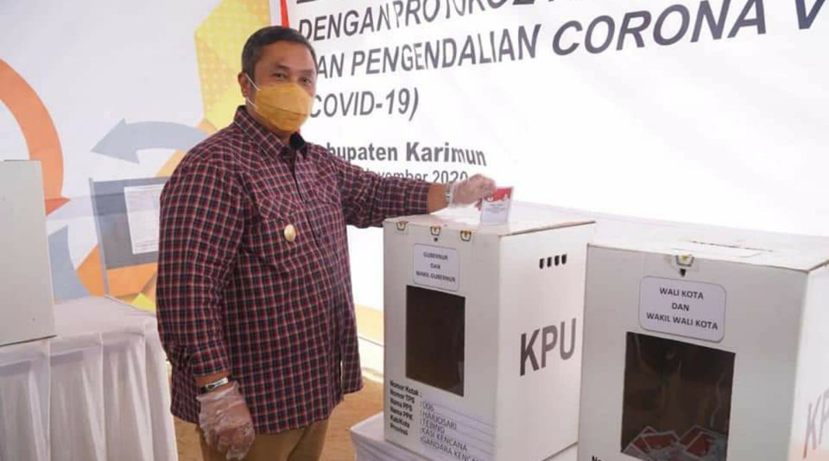 Pjs Bupati Karimun Herry Andrianto mengikuti acara simulasi pencoblosan yang digelar KPU Karimun di Alor Jongkong, Kelurahan Harjosari, Kecamatan Tebing, Sabtu (21/11/2020). (Foto: yra)