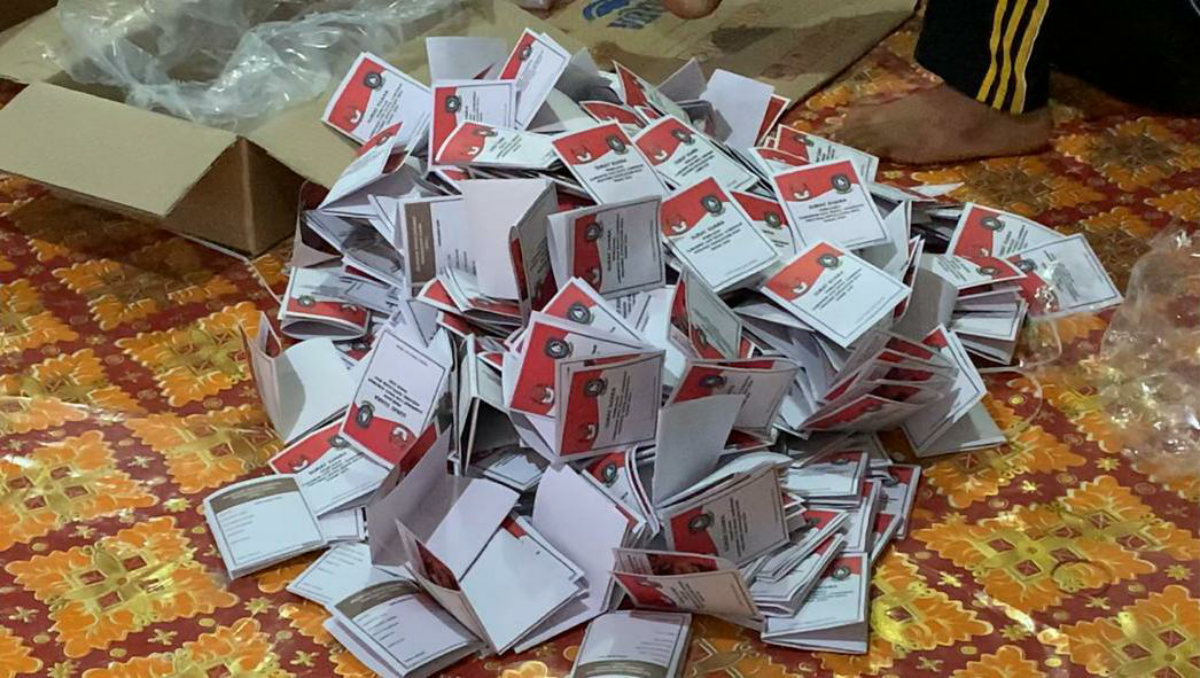 IMG-20201124-WA002720201124 Surat suara Pilkada Serentak 2020 dalam proses pelipatan oleh petugas KPU Karimun. (foto: yra)