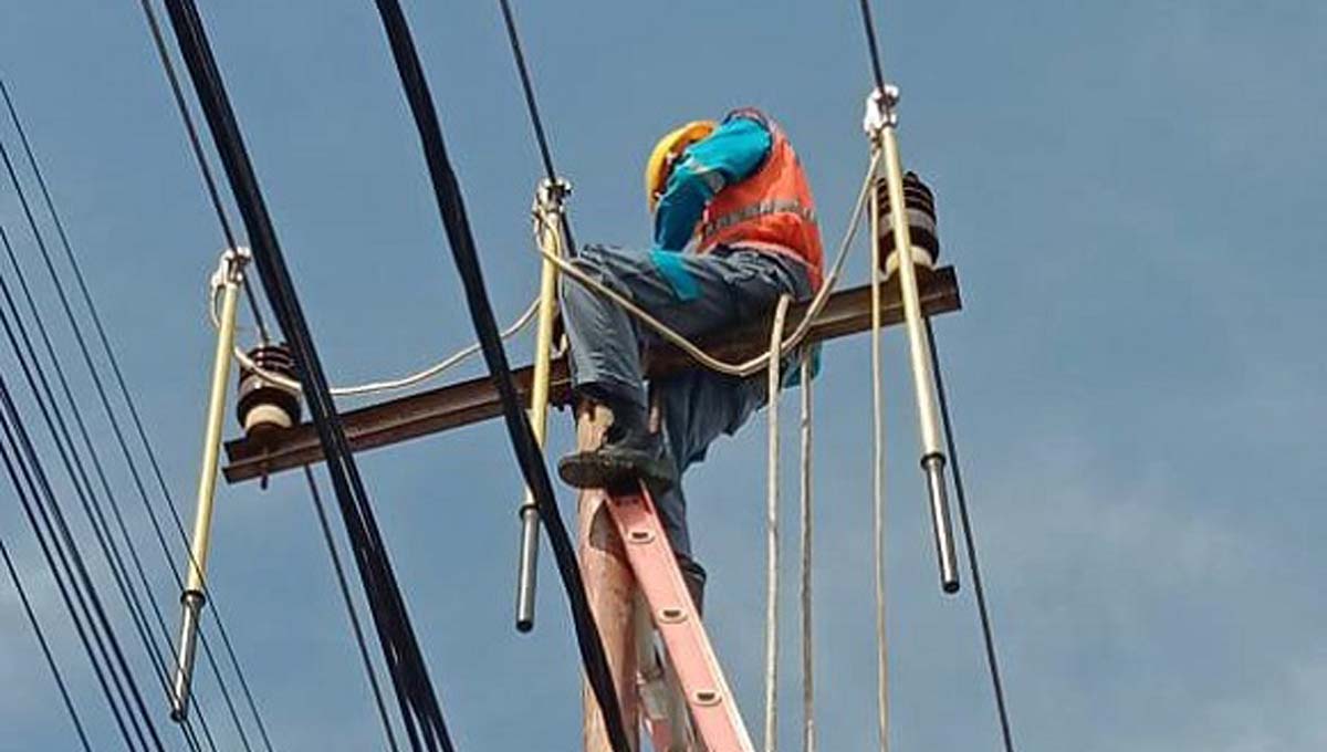 Jaringan-PLN-Karimun-rusak-akibat-puting-beliung-1