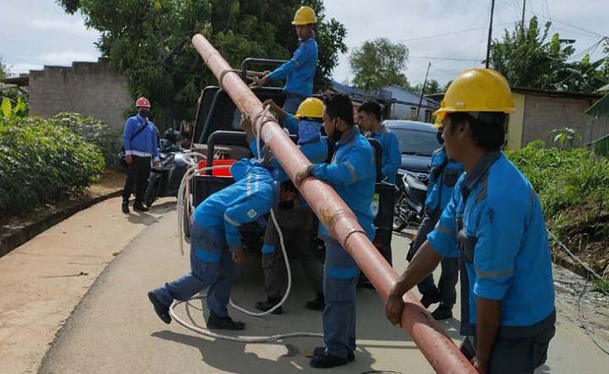 Jaringan PLN Karimun rusak akibat puting beliung Petugas PLN ULP Tanjung Balai Karimun memperbaiki jaringan yang rusak akibat puting beliung. (foto: istimewa)