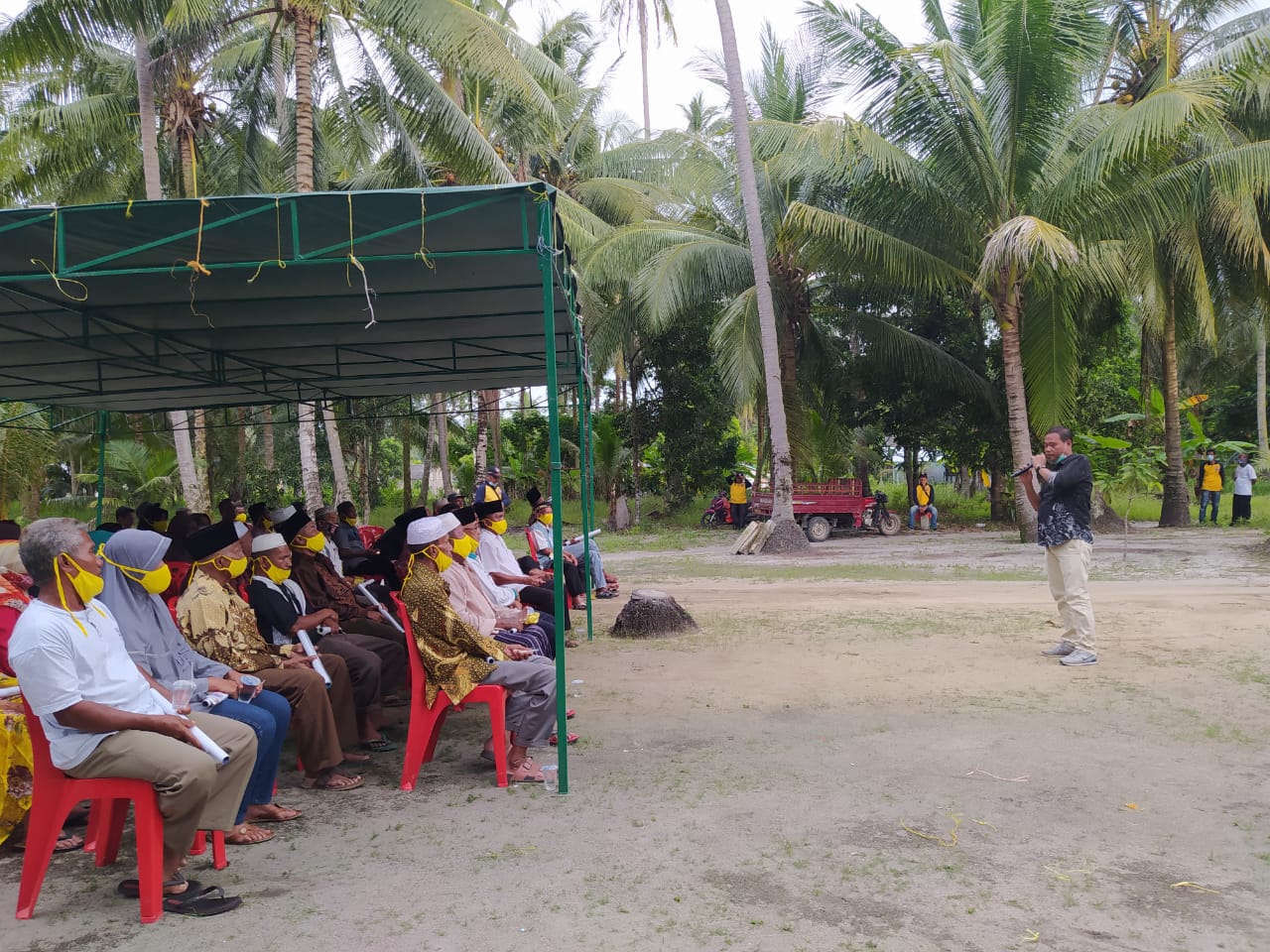 Kampanye Arah di Pulau Parit Politisi Partai Gerindra Karimun Efrizal Jamil menjadi juru kampanye dalam kampanye tatap muka pasangan nomor urut 1 Aunur Rafiq-Anwar Hasyim di Desa Parit, Kecamatan Karimun, Minggu (22/11/2020). (foto: yra)