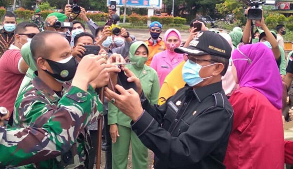 Kunjungan Danrem ke Tembilahan Inhil Danrem 031/ Wirabima, Brigjen TNI M Syech Ismed SE MHan dipasangkan tanjak oleh Bupati Inhil HM Wardan dalam kunjungannya, Kamis (6/11/2020). (foto: abd)