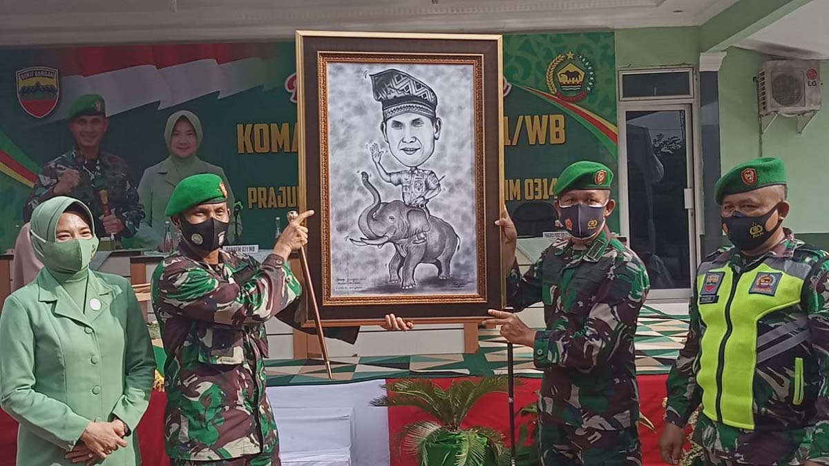 Danrem 031/Wira Bima (WB), Brigjen TNI M Syech Ismed beserta istri menerima cenderamata dari Dandim Inhil Lekol Inf Imir Faishal dalam kunjungan kerjanya, Kamis (5/11/2020). (foto: Dok. Kodim 0314/Inhil