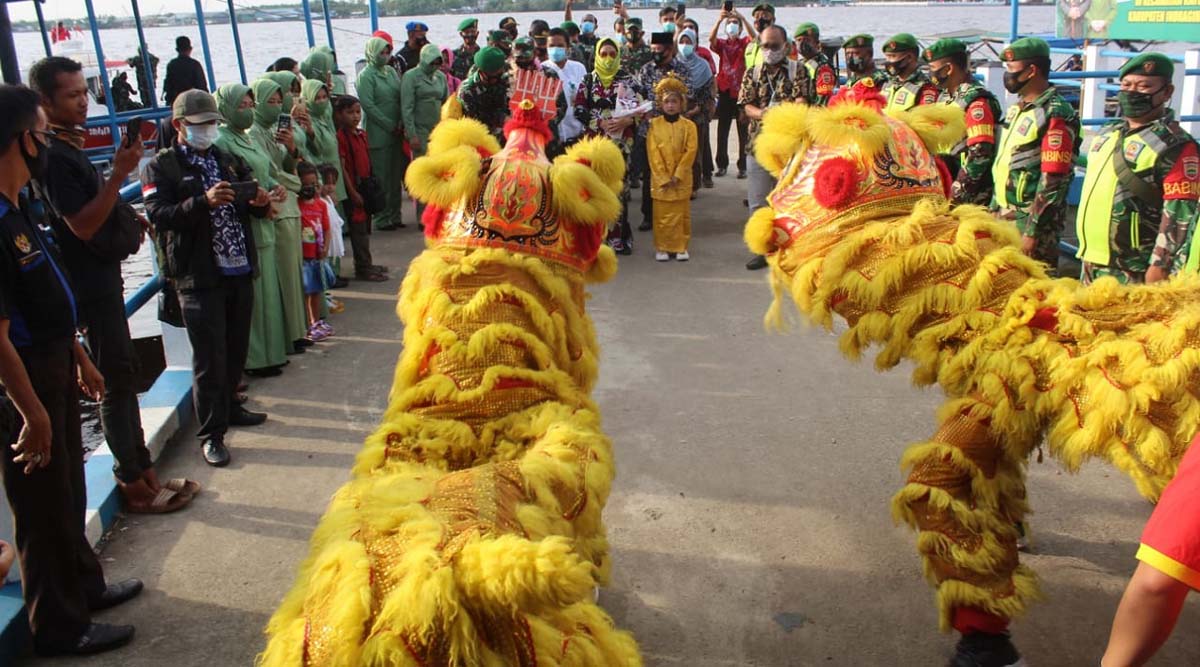 Sepasan barongsai beratraksi menyambut Danrem 031/Wira Bima di pelabuhan Sei Guntung, Kecamatan Kateman, Indragiri Hilir, Jumat (6/11/2020).