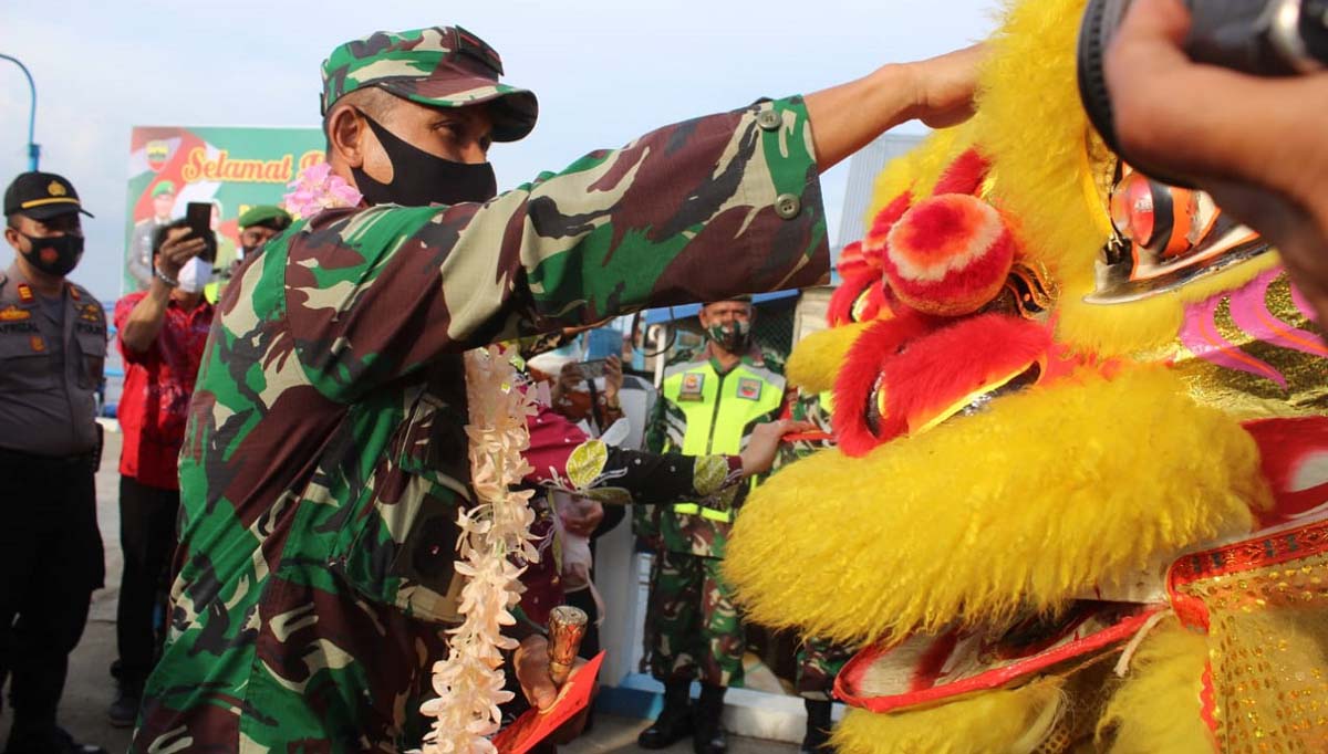 Kunker Danrem ke kateman disambut barongsai Danrem 031/Wira Bima disambut atraksi barongsai dalam kunjungan kerja ke Kecamatan Kateman, Kabupaten Indragiri Hilir, Jumat (6/11/2020).