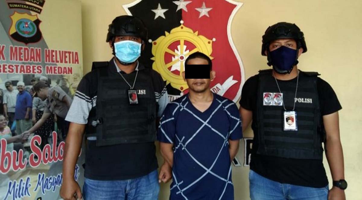 Tersangka DJS setelah diamankan Tim Anti Bandit (Tekab) Polsek Medan Helvetia. (foto: istimewa)