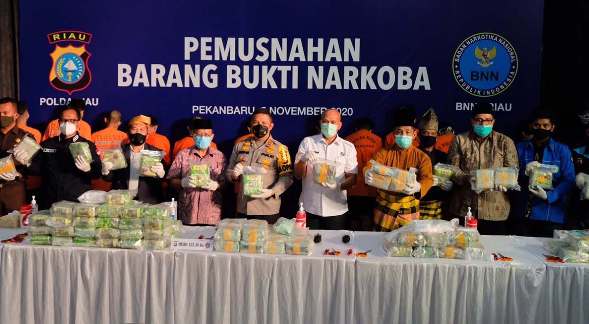 Pemusnahan sabu di pekanbaru Pemusnahan 122 kilogram sabu dan 10.000 butir pil ekstasi di Polda Riau, Kamis (5/11/2020) sore. (foto: Dok Humas Polda Riau)