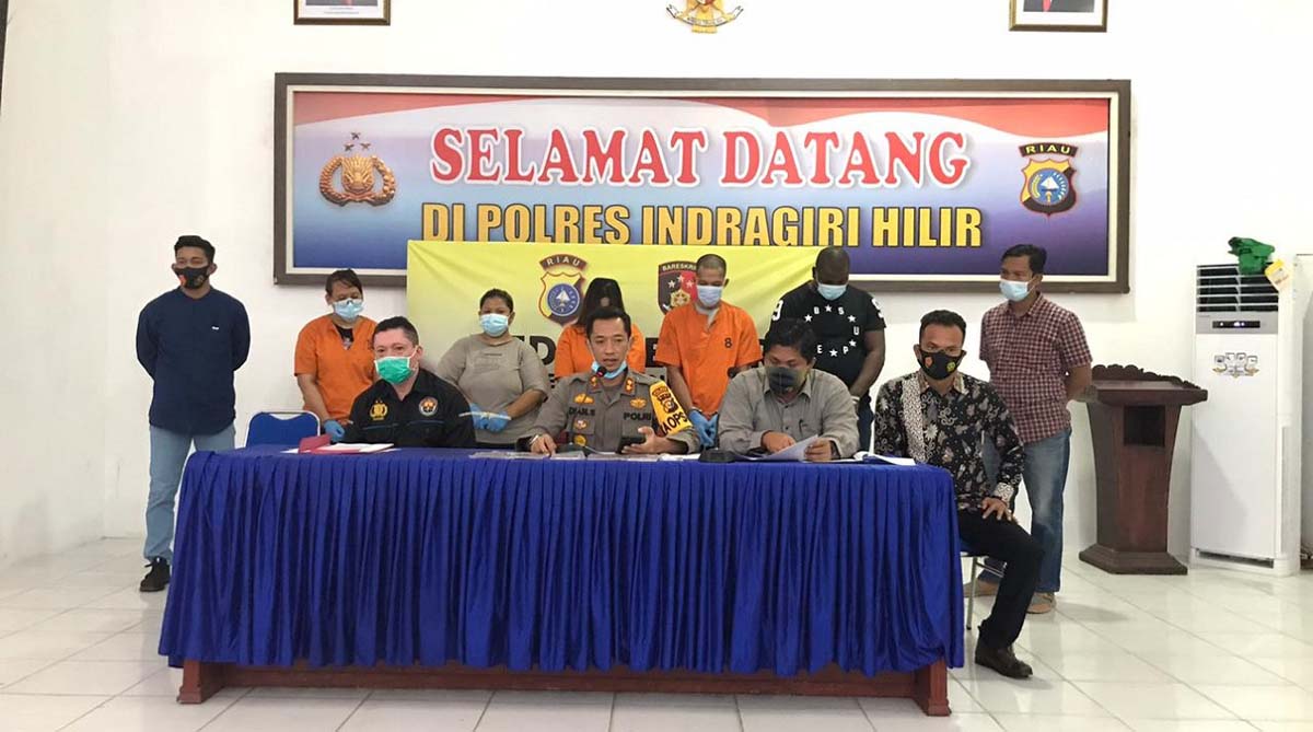 Kapolres Inhil AKBP Dian Setyawan menggelar konferensi pers terkait pengungkapan kasus penipuan online berkedok investasi yang melibatkan warga negara asing. (foto: abd)