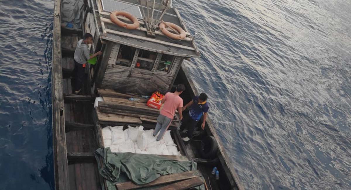 KM Jasmien yang mengangkut 20 ton pasir timah setelah diamankan di dermaga Ketapang, Kanwil DJBC Khusus Kepri di Meral, Karimun. (foto: Dok. Humas BC Kepri)