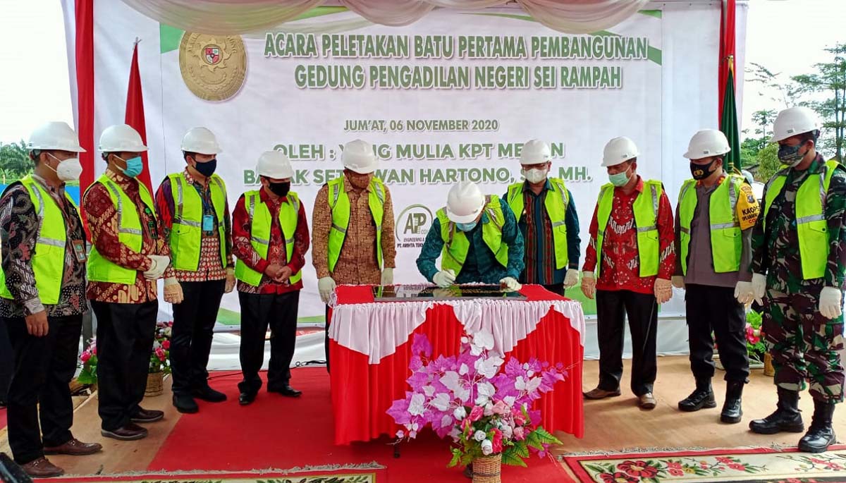 Peletakan batu pertama pembangunan gedung baru Pengadilan Negeri Sei Rampah oleh Ketua Pengadilan Tinggi Medan Setyawan Hartono. (foto: ronald)