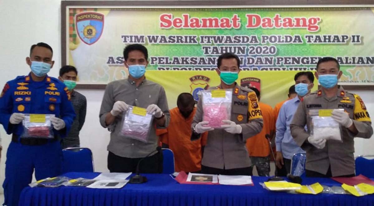 Polres Inhil gagalkan penyelundupan ekstasi Kapolres Inhil memberikan keterangan pers terkait pengungkapan penyelundupan pil ekstasi dari Malaysia menggunakan kapal bawa kelapa KLM Dumai Sentosa. (foto: abd)