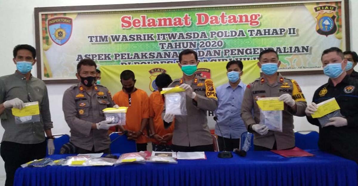 Polres Inhil ungkap peredaran narkoba di Kota Baru Kapolres Inhil AKBP Dian Setyawan memberikan keterangan pers terkait pengungkapan kasus narkoba di Kotabaru. (foto: abd)