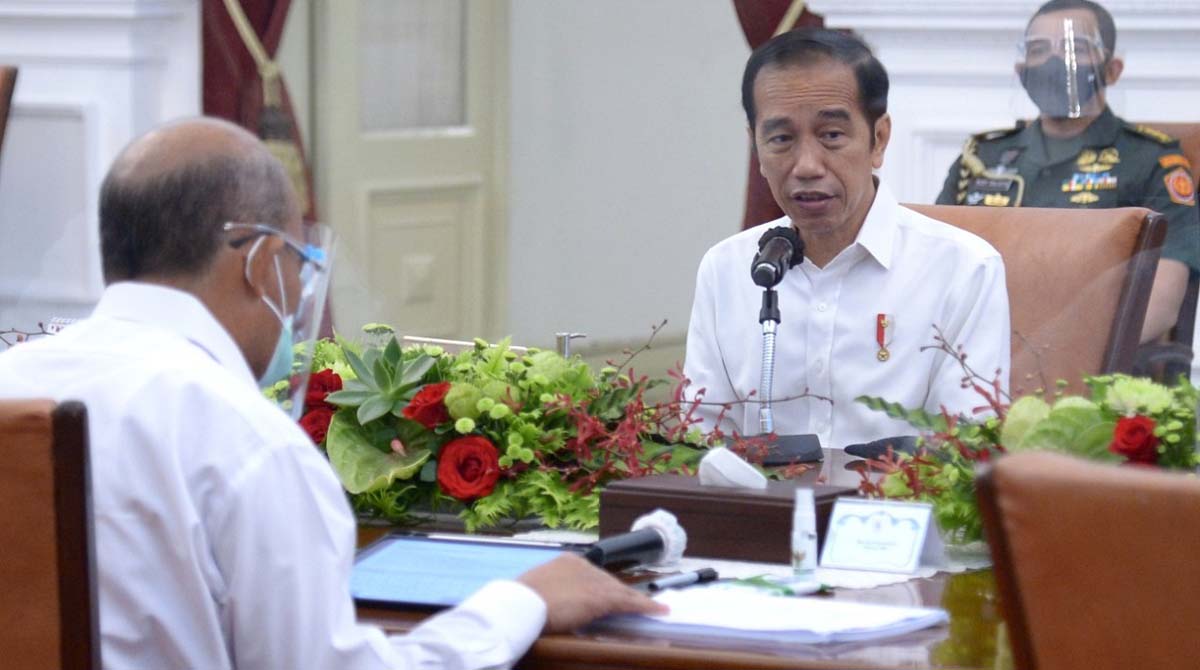 Presiden Joko Widodo, memimpin rapat terbatas membahas laporan Komite Penanganan Covid-19 dan Pemulihan Ekonomi Nasional, Senin (23/11/2020). (foto: Biro Pers, Media dan Informasi Sekretariat Presiden)