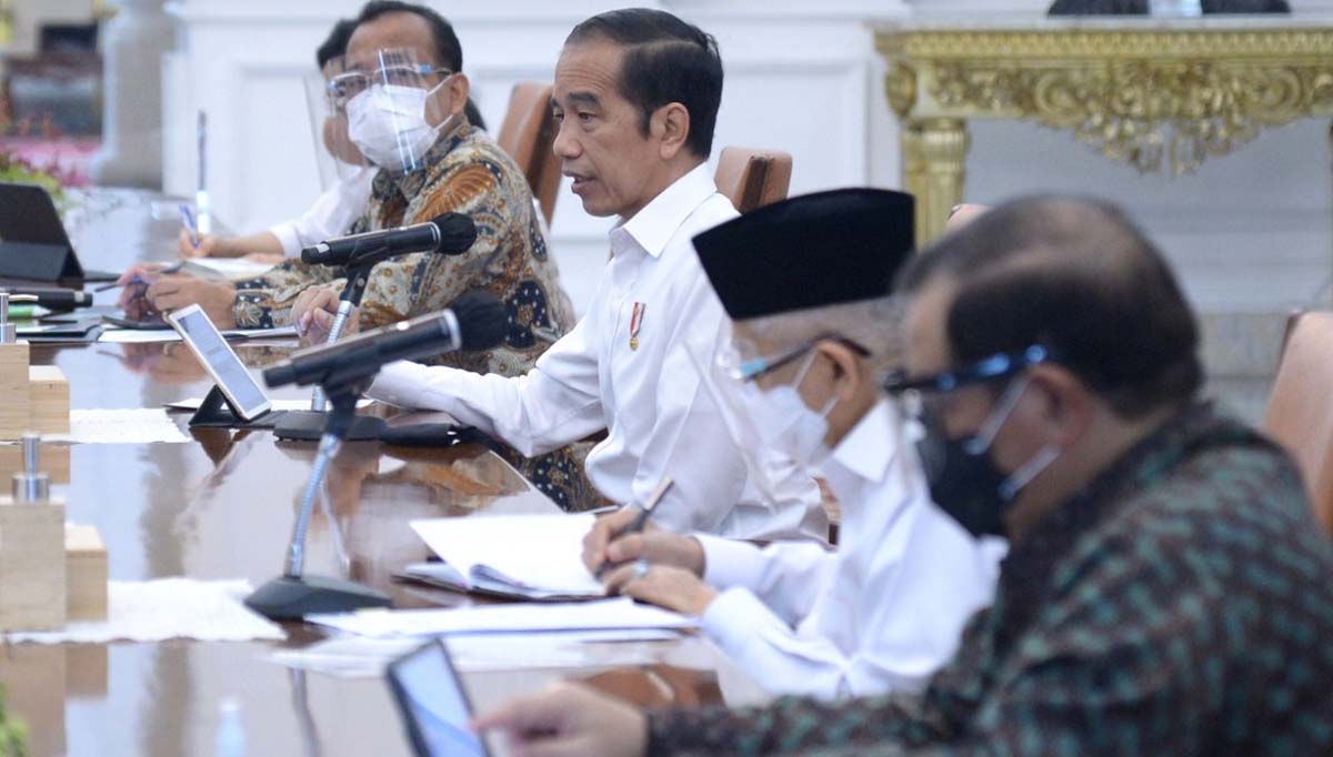 Presiden Joko Widodo saat memimpin rapat terbatas membahas laporan Komite Penanganan Covid-19 dan Pemulihan Ekonomi Nasional pada Senin, 23 November 2020, di Istana Merdeka, Jakarta. (foto: Biro Pers, Media dan Informasi Sekretariat Presiden)