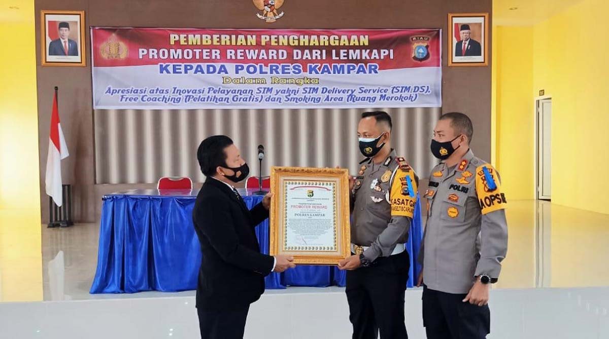 Promoter Reward Lemkapi Polres Kampar Penyerahan penghargaan Promoter Award dari Lemkapi kepada Polres Kampar, Senin (2/11/2020). (foto: istimewa)
