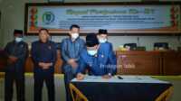 Bupati Inhil HM Wardan menandatangani nota kesepahaman persetujuan/pengesahan KUA PPAS Perubahan APBD 2021. (foto: Dok. Humas dan Prokopim Pemkab Inhil)