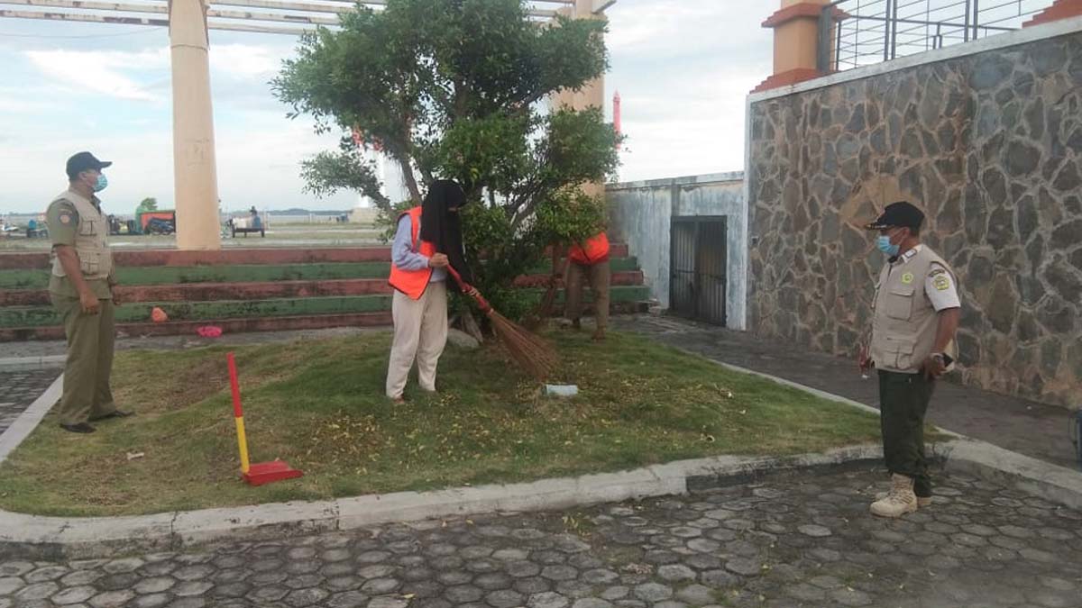 Razia masker di Coastal Area Dua pelanggar protokol kesehatan dihukum sanksi sosial berupa membersihkan kawasan panggung Sri Kemuning dalam razia masker yang digelar di kawasan Coastal Area, Jumat (13/11/2020) sore. (foto: istimewa)