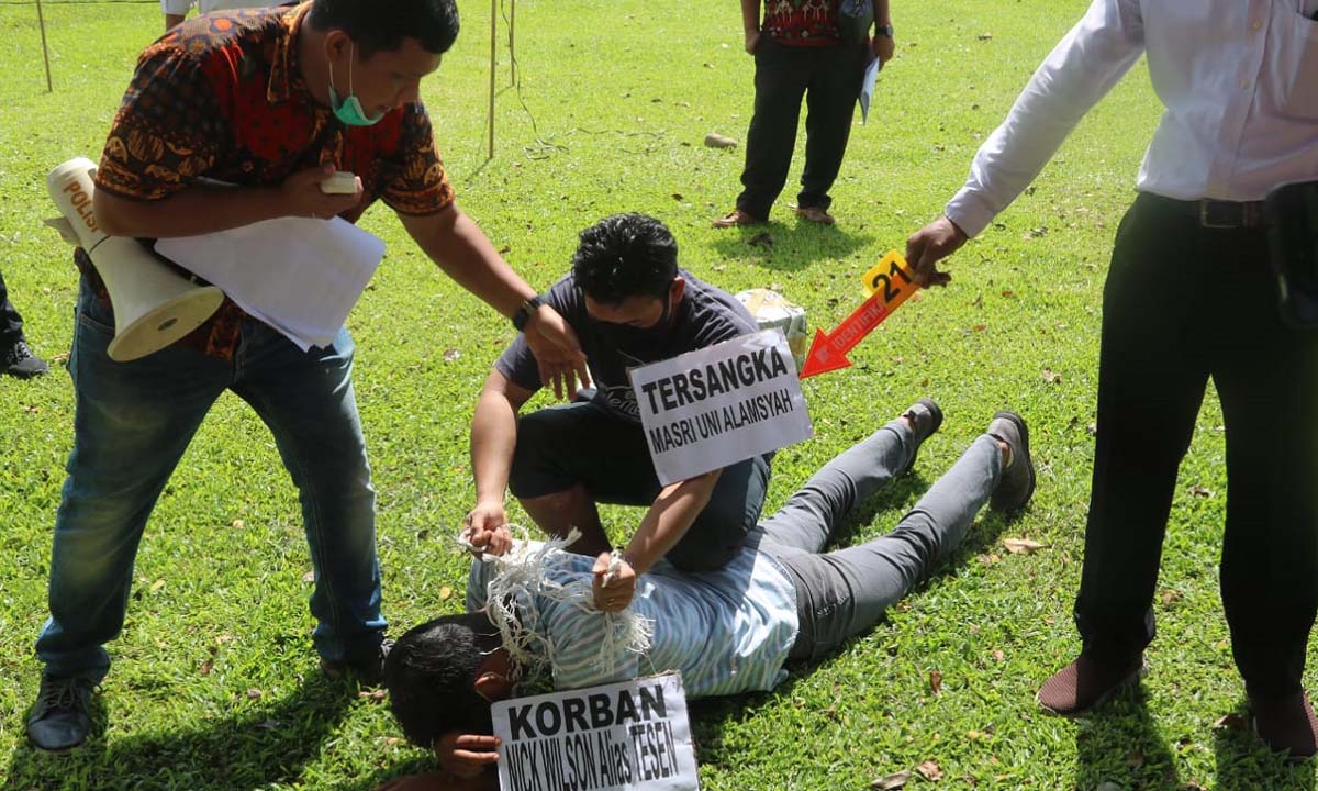 Rekonstruksi pembunuhan di medan Rekkonstruksi pembunuhan Nick Wilson, tersangka memperagakan 33 adegan. (foto: ronald)
