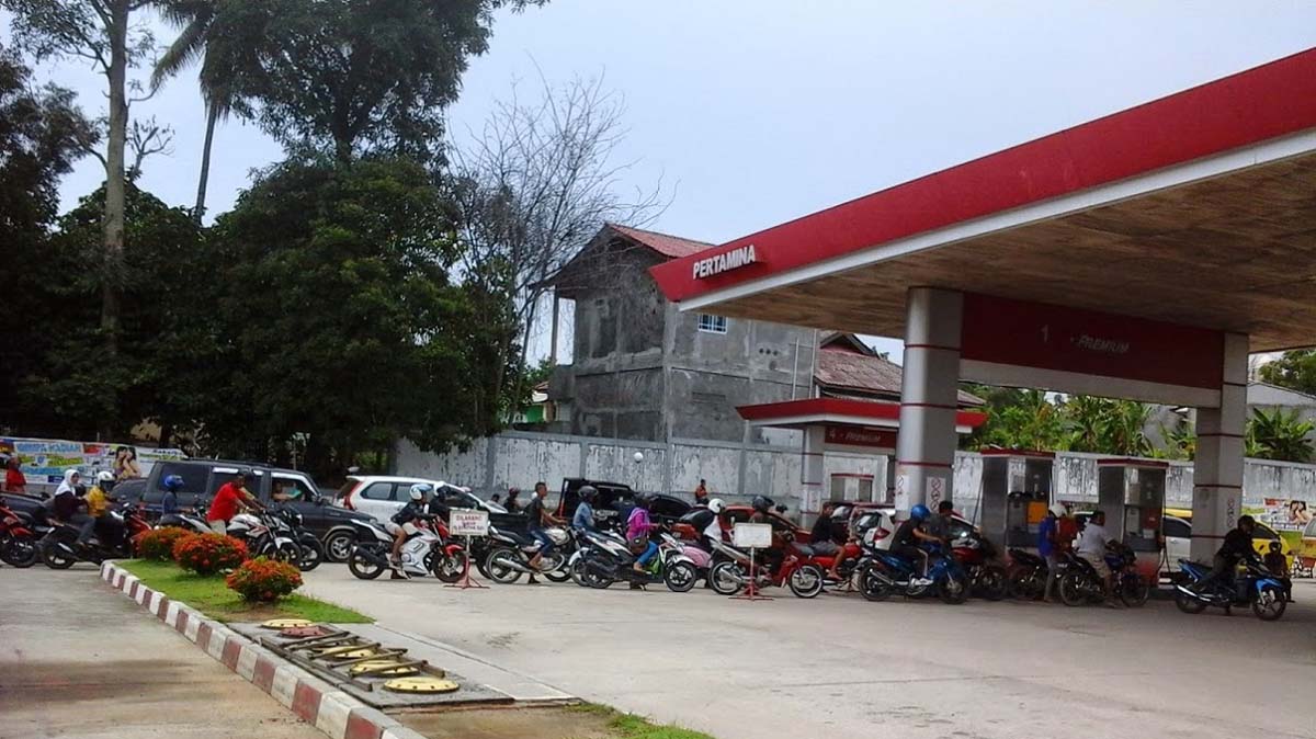 SPBU Jalan Poros Ilustrasi: Stasiun Pengisian Bahan Bakar Umum (SPBU) milik Perusda Karimun di Jalan Poros melayani pengendara yang antre membeli BBM. (foto diambil beberapa waktu lalu). (foto: rdi)