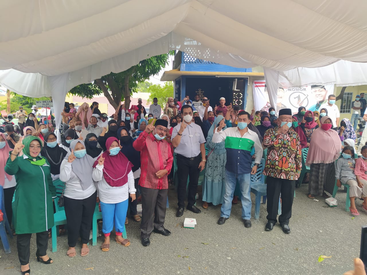 Calon Gubernur Kepri nomor urut 1 Soerya Respationo berfoto bersama di sela kunjungannya ke kediaman Nurdin Basirun di Bukit Senang, Tanjung Balai Karimun, Minggu (29/11/2020). (foto: istimewa)