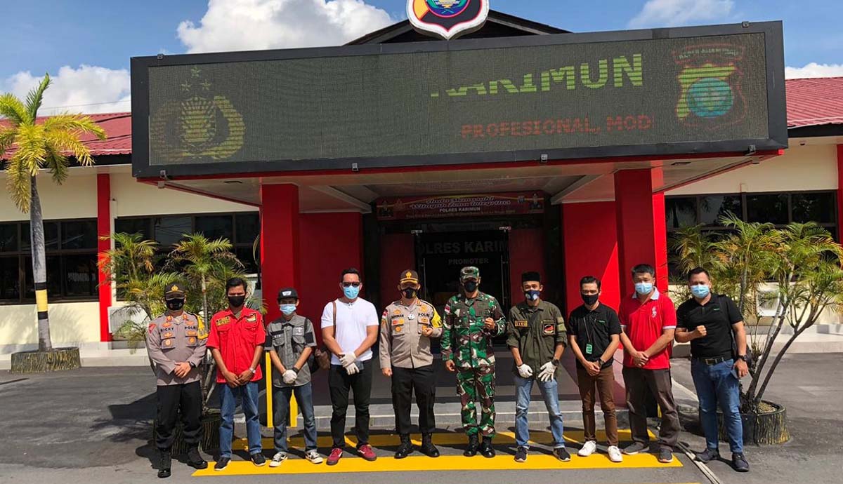 Beberapa pengurus dan anggota Komunitas pemotor The Bongest, Patahe dan Perhimpunan Melayu Raya berfoto bersama Kapolres Karimun AKBP Muhammad Adenan dan Danlanal Karimun Letkol Laut (P) Maswedi di sela penyerahan masker di Mapolres Karimun, Kamis (5/11/2020). (foto: istimewa)