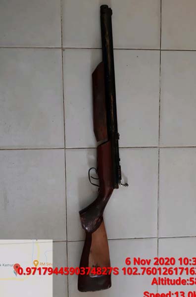 Barang bukti senapan angin yang diduga ditodongkan tersangka.