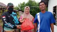 Camat Moro Khaidir menyalurkan bantuan sembako untuk keluarga nelayan yang masih ditahan di Malaysia. (foto: istimewa)