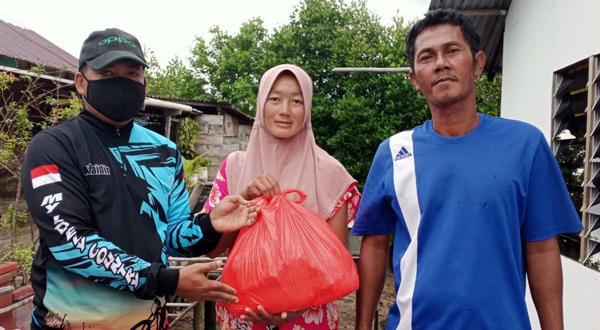 camat moro bantu keluarga nelayan yang ditahan malaysia Camat Moro Khaidir menyalurkan bantuan sembako untuk keluarga nelayan yang masih ditahan di Malaysia. (foto: istimewa)