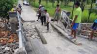 jembatan ambruk di inhil Jembatan penghubung di parit H. Hasan Kelurahan Beteng, Kecamatan Sungai Batang, Kabupaten Indragiri Hilir menuju ke Seberang Pulau Kijang ambruk. (foto: istimewa)