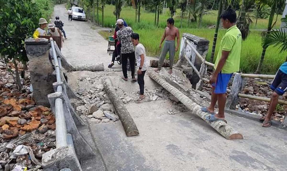 jembatan ambruk di inhil Jembatan penghubung di parit H. Hasan Kelurahan Beteng, Kecamatan Sungai Batang, Kabupaten Indragiri Hilir menuju ke Seberang Pulau Kijang ambruk. (foto: istimewa)