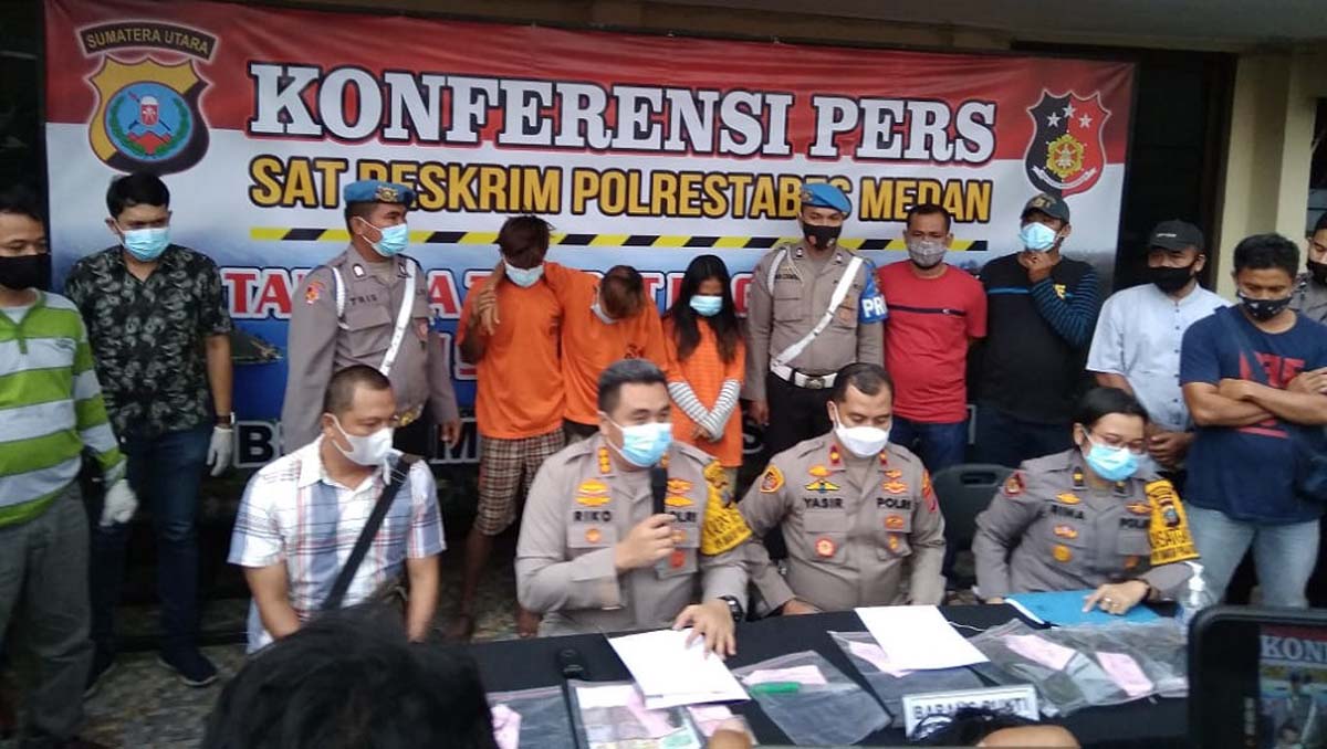 Kapolrestabes Medan Kombes Pol Riko Sunarko memberikan keterangan pers terkait pembunuhan seorang pemuda, Reval Fahrudin (18) dengan 42 luka tusukan. (foto: ronald)