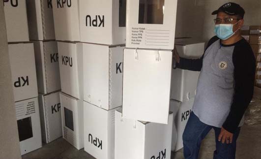Sekretaris KPU Karimun Arpan menunjukkan kotak suara yang sudah dibentuk dan siap diisi dengan logistik Pemilihan Serentak 9 Desember 2020. (foto: istimewa)