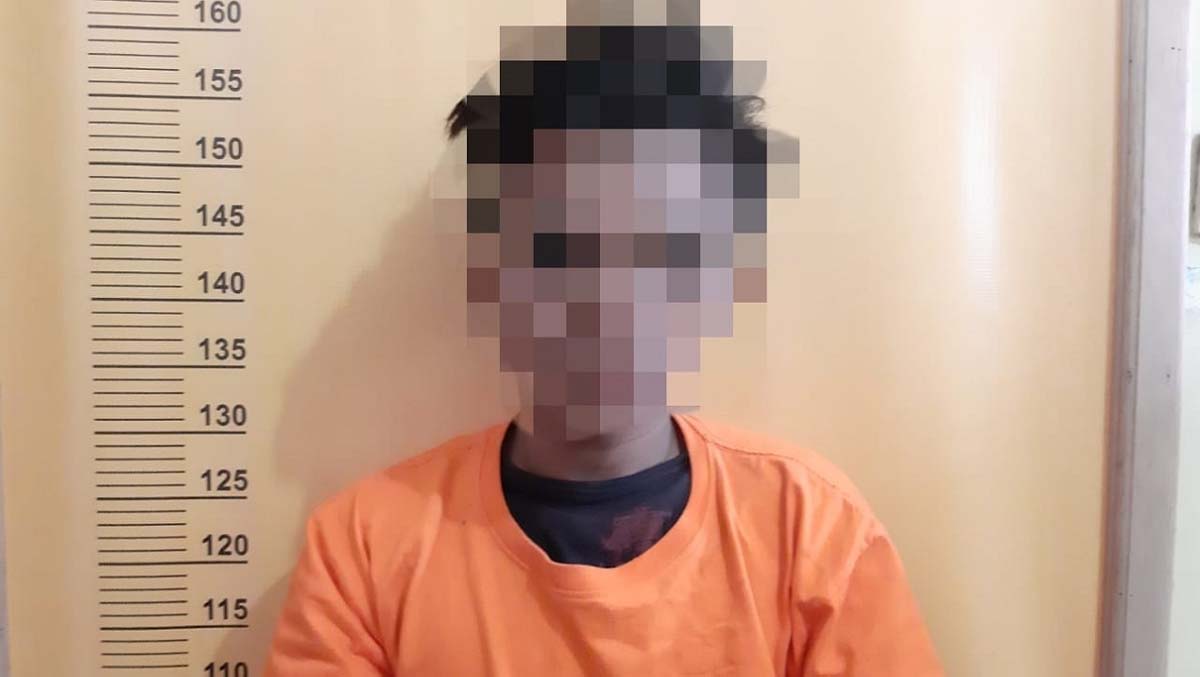 Tersangka KU setelah diamankan polisi atas dugaan melakukan pencurian dengan kekerasan dengan cara menondongkan senapan angin ke kepala korban. (foto: istimewa)
