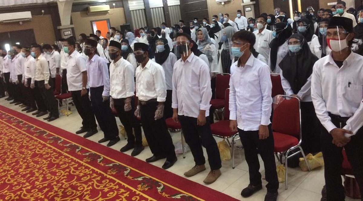 Pengawas TPS se-Kecamatan Karimun dilantik di Gedung Nasional, Tanjung Balai Karimun, Senin (16/11/2020). (foto: istimewa)