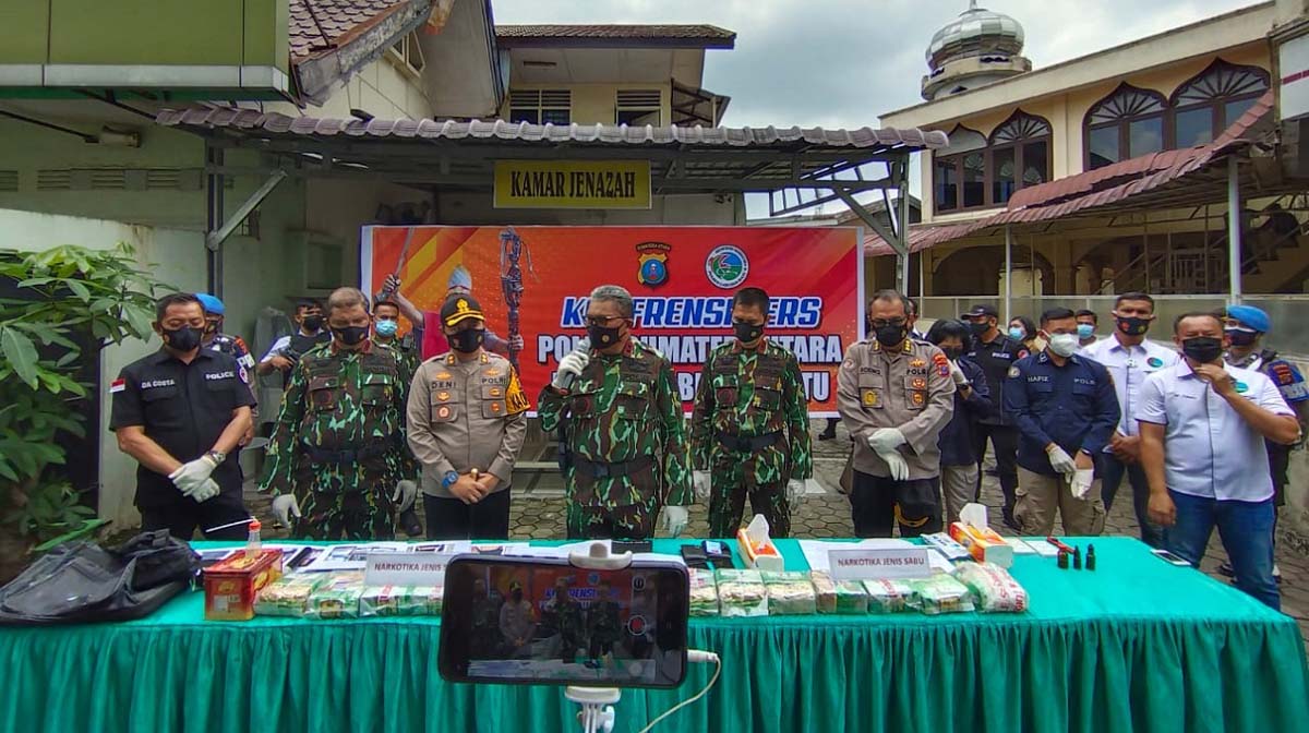 sabu 15 kilogram di labuhanbatu Kapolda Sumut memberikan keteranan pers terkait pengungkapan kasus sabu-sabu sebanyak 15 kilogram dengan kedua tersangka tewas ditembak karena membahayakan nyawa petugas. (foto: ronald)