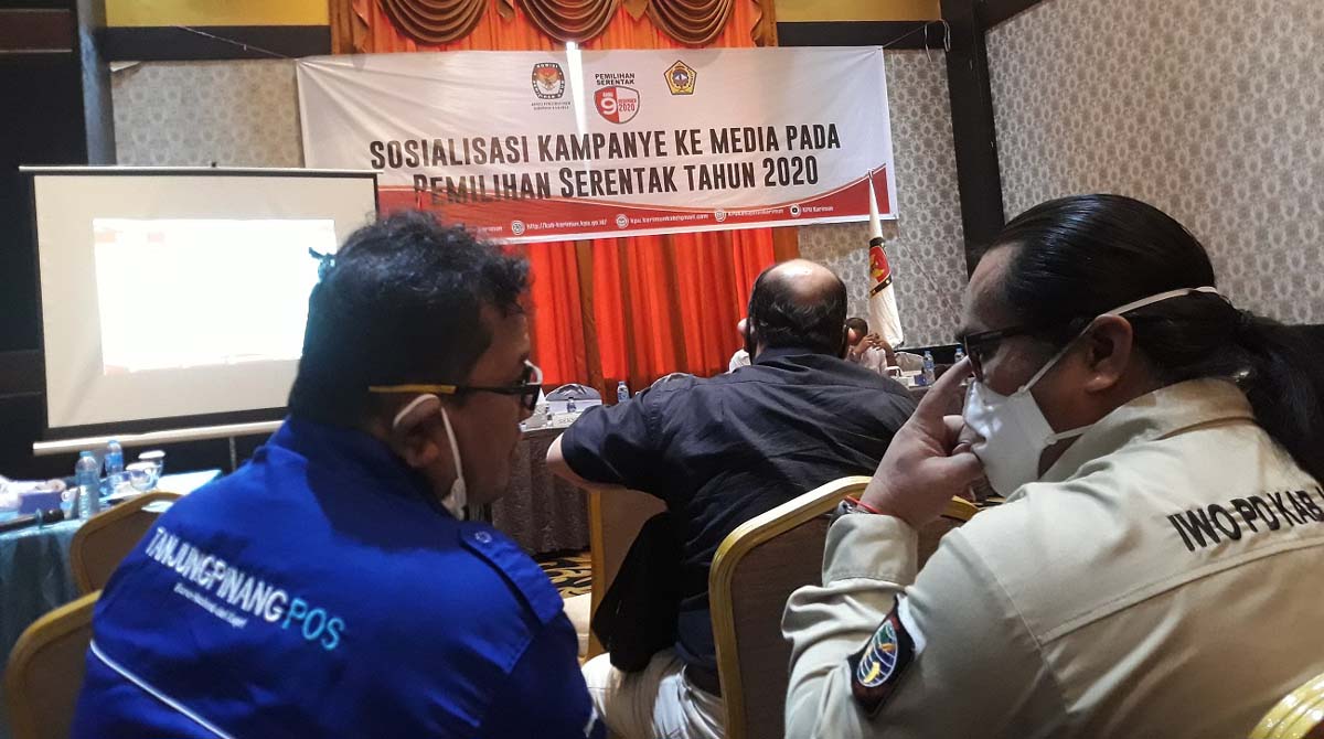 Sosialisasi ketentuan kampanye di media oleh KPU Karimun kepada puluhan wartawan di Hotel Aston Karimun, Senin (9/11/2020). (foto: rusdi)