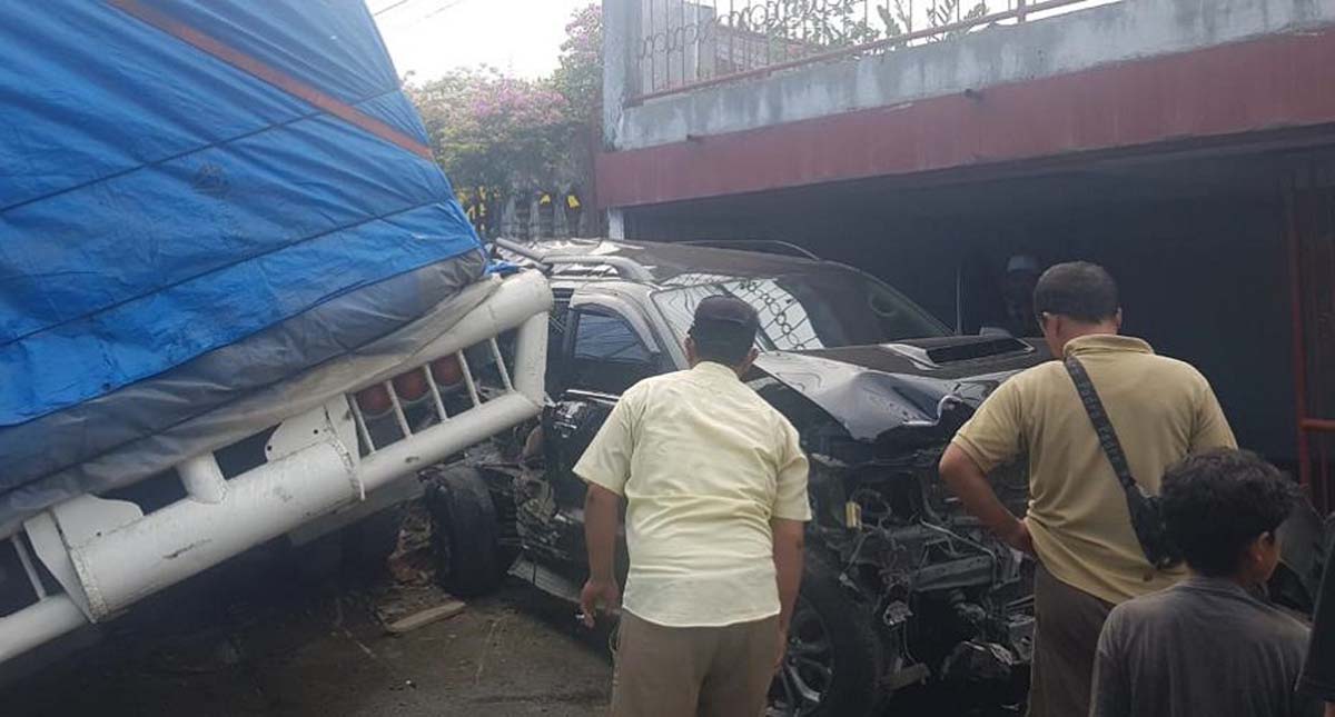 Beberapa mobil ringsek akibat tabrakan beruntun di Jalan Asahan, Pematang Siantar, Sumut, Kamis (19/11/2020). (foto: ronald)